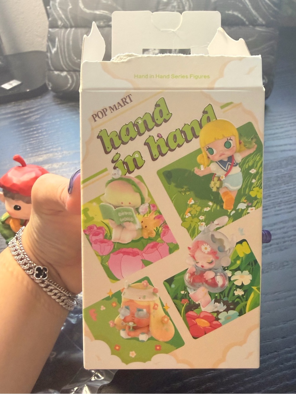 POP MART Hand in Hand Kids Hacipupu figurine